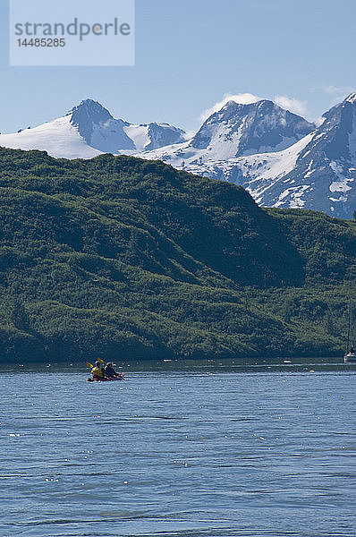 Paar beim Kajakfahren in Port Valdez  Prince WIlliam Sound  Southcentral Alaska  Sommer