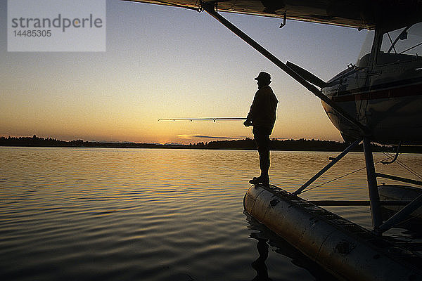 Fischer Fischen von Wasserflugzeug Sonnenuntergang Southcentral AK