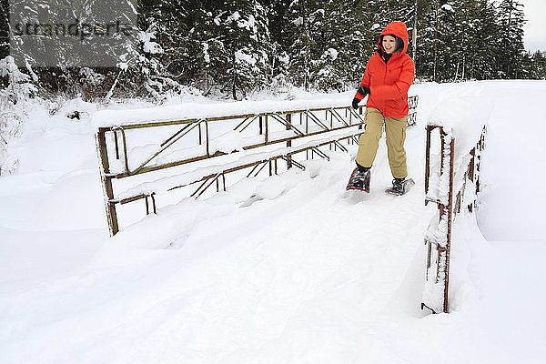 Frau läuft beim Schneeschuhwandern den Volunteer Trail entlang  Wrangell Island  Südost-Alaska  Winter
