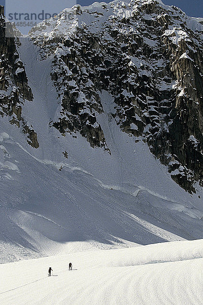 Bergsteiger beim Skifahren auf Gletscherspalten Alaska Range AK/nDenali Nat´l Park