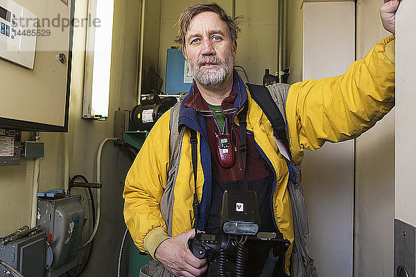 Offizieller Iditarod-Fotograf beim Warten auf einen Aufzug in einem Parkhaus während des Iditarod 2014  Anchorage  Southcentral Alaska