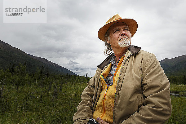 Porträt eines Mannes  der das Eagle River Nature Center  Chugach State Park  Southcentral Alaska  besucht