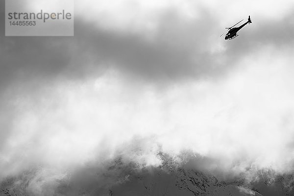 Heliski-Hubschrauber inmitten von Nebel und Wolken  Neuseeland