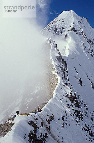 Bergsteiger kampieren auf dem S.Ridge Nanda Deni East Himalayas