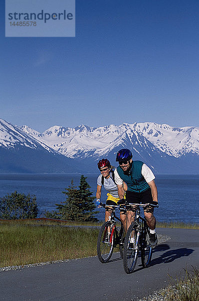 Mountainbike-Paar auf dem Bird-Girdwood Trail SC Alaska