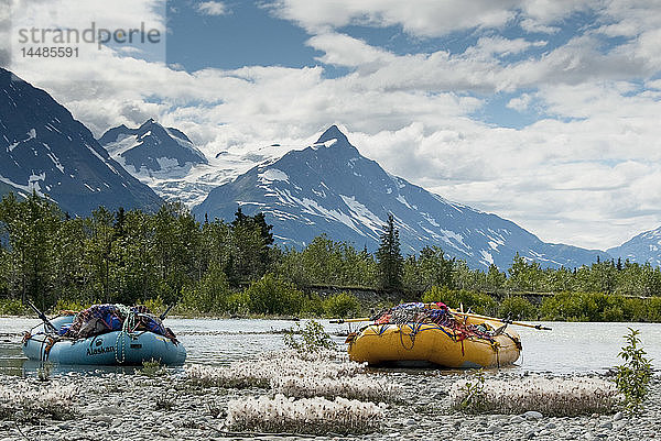 Mit Ausrüstung beladene Flöße am Ufer des Tatshenshini River  Tatshenshini-Alsek Provincial Park  British Columbia  Kanada  Sommer