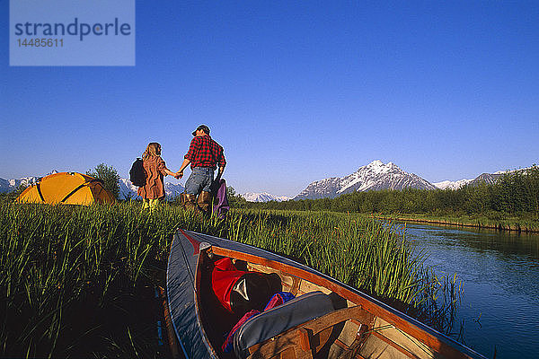 Vater lehrt Tochter das Fliegenfischen im Rabbit Slough SC AK