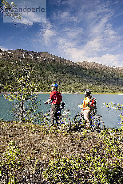 Mutter & Sohn machen Pause beim Radfahren Eklutna Lake AK Chugach SP SC Sommer Chugach Mtns