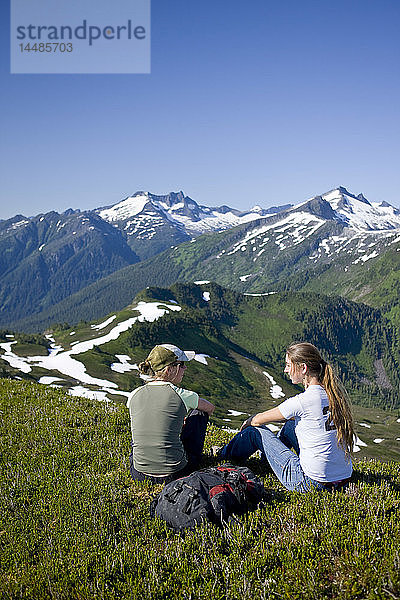 Wanderer rasten und bewundern die Aussicht in den Bergen oberhalb des Amalga Basin im Tongass Forest in der Nähe von Juneau  Alaska.