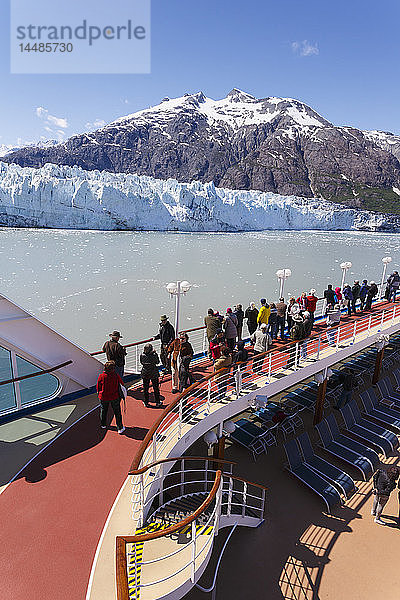 Besucher an Bord eines Pacific Princess-Kreuzfahrtschiffs betrachten den Margerie-Gletscher und die Fairweather Mountains in der Bucht von Tarr im Glacier Bay National Park im Südosten Alaskas