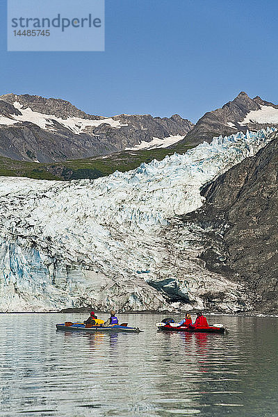 Zwei Paare beim Kajakfahren in der Upper Shoup Bay mit dem Shoup-Gletscher im Hintergrund  Shoup Bay State Marine Park  Prince William Sound  Alaska