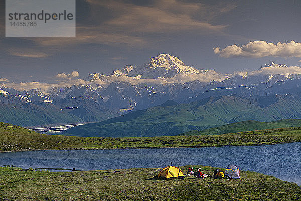 Wanderer @ Camp in der Nähe von Tundra Pond Denali SP SC AK Sommer/nw/Mt McKinley Hintergrund