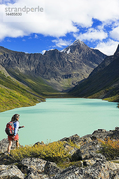 Frau beim Wandern am Eagle Lake im Chugach State Park auf dem South Fork Eagle River Trail in Alaska Herbst