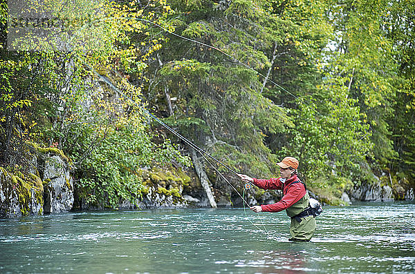Frau beim Fliegenfischen am oberen Kenai River auf der Kenai-Halbinsel in Süd-Zentral-Alaska im Herbst