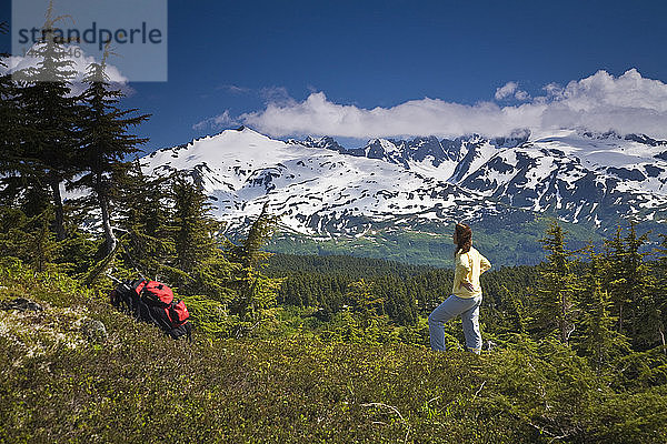 Paar beim Wandern und Betrachten der Kenai Mountains vom Lost Lake Trail in der Nähe von Seward  Alaska im Sommer