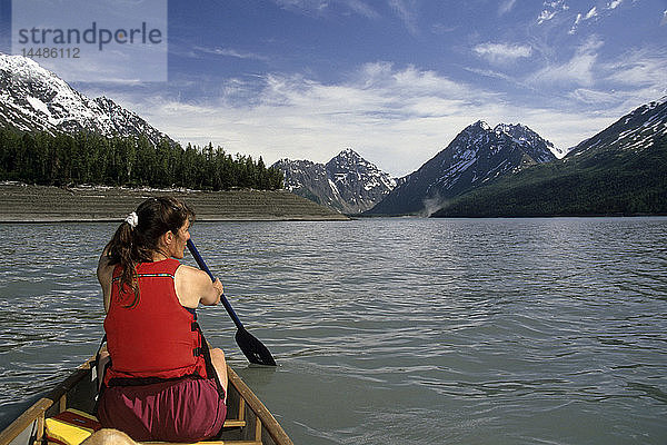 Kanufahren auf dem Eklutna Lake Chugach State Park SC Alaska Sommerlandschaft