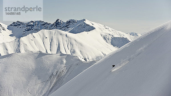 Ein Skitourengeher macht einen Powder-Turn am Hatcher Pass  Alaska