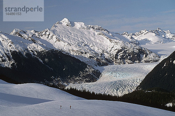 Mendenhall Gletscher Südost Alaska Winter Langläufer Schnee Berge Wald Himmel