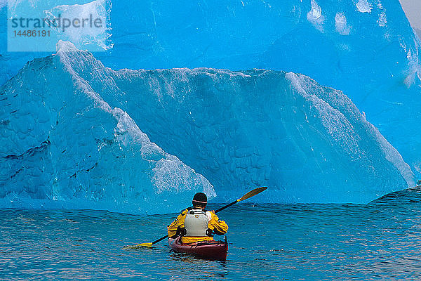 Seekajaker nähert sich Eisberg Tracy Arm SE AK Sommer Fords-Terror Wilderness Area