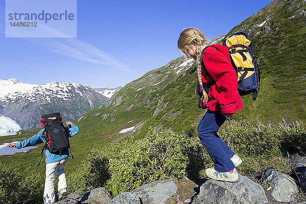 Junge Mädchen auf Wanderung über den Portage Pass Trail Chugach Mtns & National Forest Southcentral Alaska Sommer