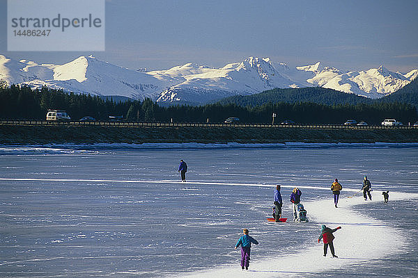 Schlittschuhläufer auf den Twin Lakes entlang des Egan Expressway Juneau Alaska Southeast Winter w/Chilkat Range
