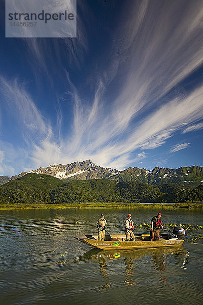 Fischer beim Angeln auf Silberlachs in den Big River Seen in Süd-Zentral-Alaska im Sommer