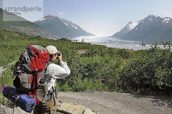 Wanderin hält für ein Foto entlang des Weges zum Spencer Glacier  Süd-Zentral-Alaska