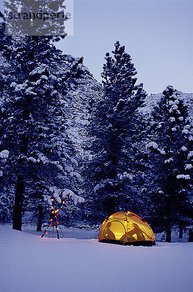 Wintercamping im beleuchteten Zelt mit Weihnachtsbeleuchtung Colorado