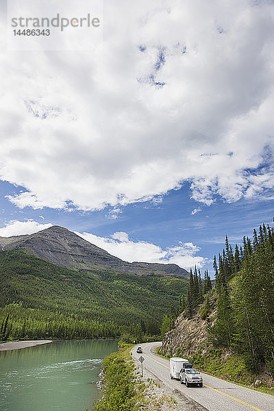 Pick-up-Truck und Wohnwagen auf dem Alaska Highway entlang des Toad River  Muncho Lake Provincial Park  British Columbia  Kanada  Sommer