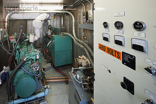Ein Innen-Dieselgenerator und ein Schaltschrank  Elektrizitätswerk  St. Paul Island  Südwest-Alaska  USA  Sommer