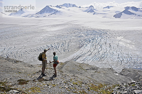 Mann und Frau genießen den Blick auf das Harding Icefield  Kenai Fjords National Park  Kenai Peninsula  Süd-Zentral-Alaska  Sommer