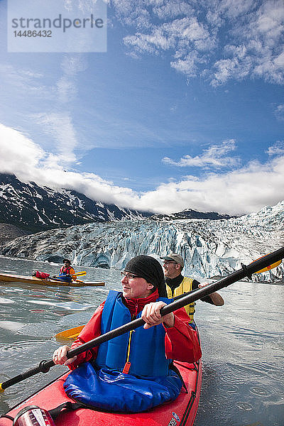 Ein Paar paddelt mit dem Shoup-Gletscher im Rücken  Shoup Bay State Marine Park  Southcentral Alaska