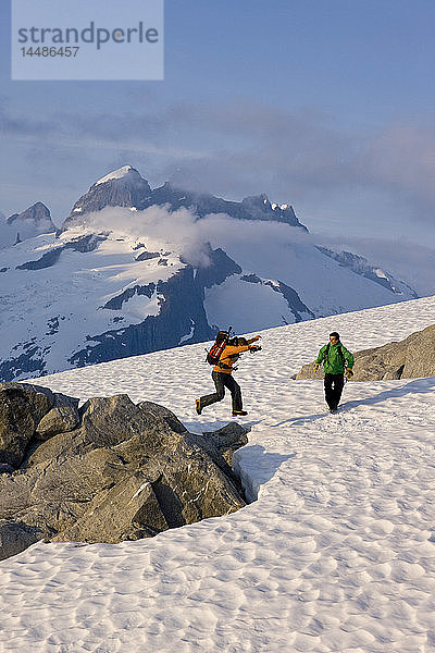 Wanderer klettern in der Nachmittagssonne auf einem Bergrücken über dem Juneau-Eisfeld  Juneau  Alaska  Tongass National Forest