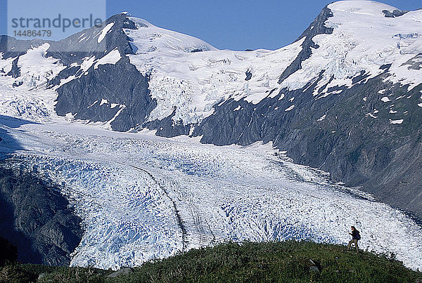 Ehepaar beim Wandern am Portage Pass mit Blick auf den Gletscher AK