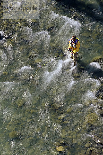Mann Fliegenfischen am Canyon Creek Kenai Halbinsel Alaska