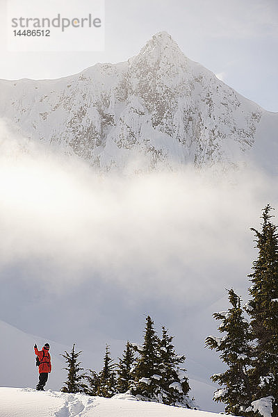Snowboarder auf einem Bergrücken mit malerischen Bergen und Nebel im Hintergrund  Haines  Südost-Alaska