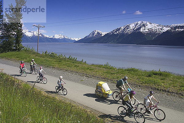 Familie radelt gemeinsam auf dem Bird-Girdwood Radweg AK SC Sommer