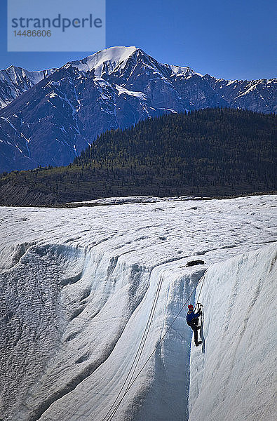 Blick auf einen Mann beim Eisklettern auf dem Root Glacier Wrangell St. Elias National Park and Preserve  Southcentral Alaska  Sommer