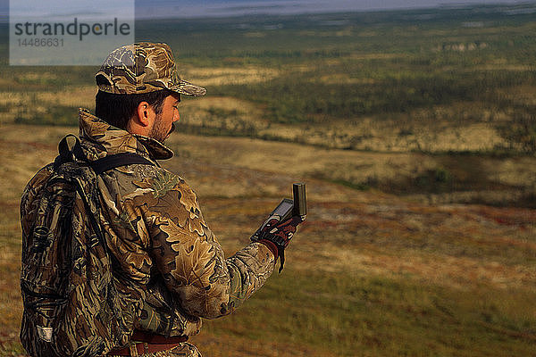 Jäger lesen GPS Alaska Halbinsel Südwest AK Herbst Porträt