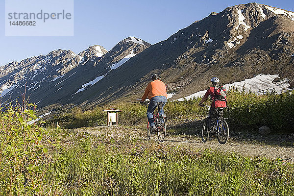 Mtn Bikers Reiten auf Power Line Pass Trail Alaska SC Chugach SP Glen Alpen Sommer