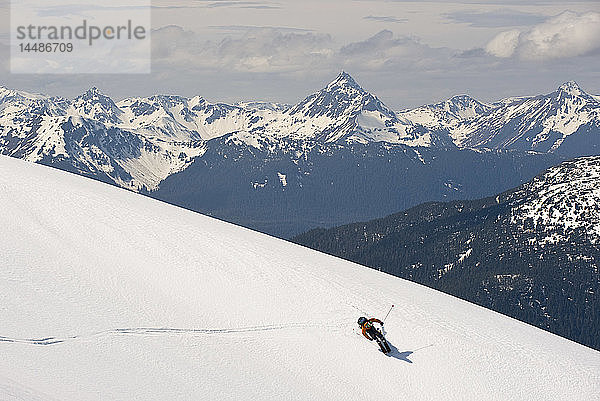 Ein Skifahrer fährt beim Heli-Skiing in der Nähe von Juneau  Alaska  die Hänge des Mt. Hawthorne ab