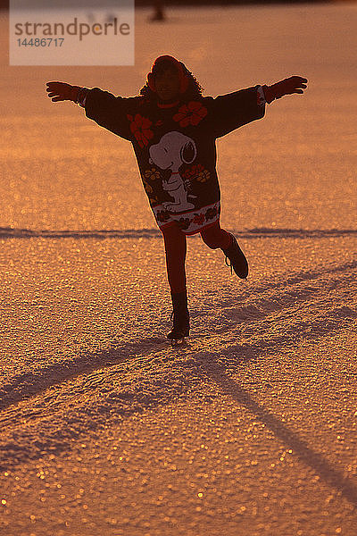 Mädchen Anchorage Area Lake Ice Skating Hintergrund Sonne AK Southcentral Winter Porträt Schnee