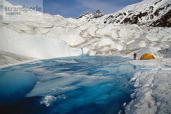 Skifahrer @ Zelt Camping auf Mendenhall Gletscher Alaska SE Sommer in der Nähe von Melt Pond Tongass National Forest