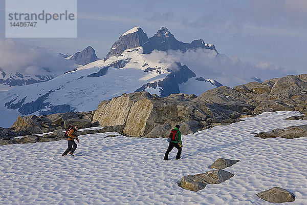 Wanderer klettern in der Nachmittagssonne auf einem Bergrücken über dem Juneau Ice Field  Juneau  Alaska  Tongass National Forest