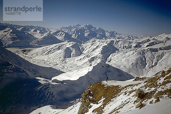 Mann steht auf Grat über Castner Gletscher SC AK Frühling