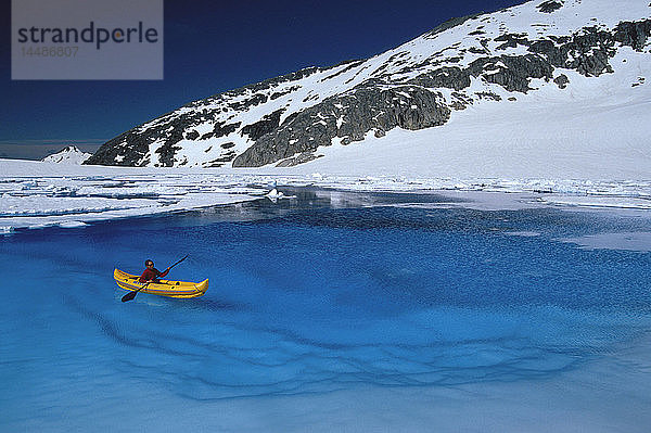 Frau entspannt im Kajak Blauer Schmelzteich Juneau Icefield AK