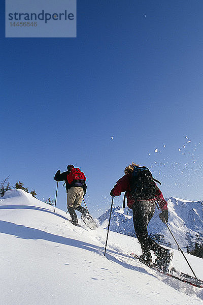 Paar auf Schneeschuhen Arctic Valley Southcentral AK Winter