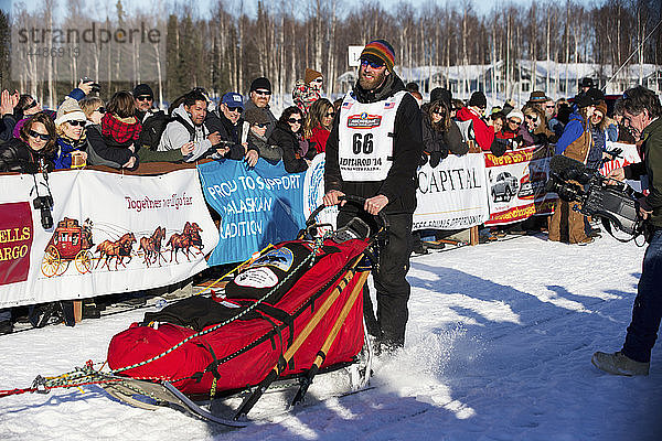 Mike Ellis fährt während des Neustarts des Iditarod 2014 die Rutsche hinunter  Willow  Southcentral Alaska