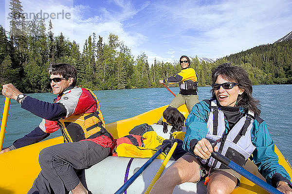 Rafting mit Familie und Führer auf dem Kenai River Kenai Peninsula Alaska Sommer