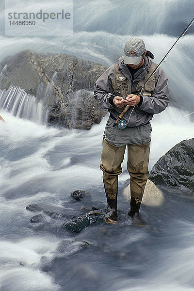 Mann Fliegenfischen im Little Susitna River Hatcher Pass